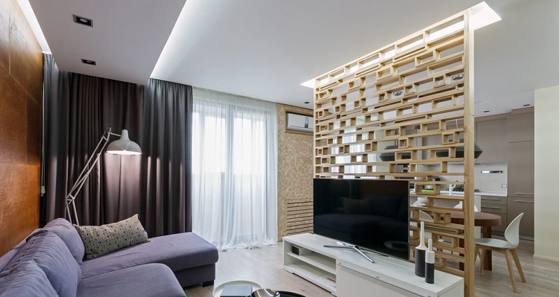 Ένα διαμέρισμα με σημείο εστίασης έναν τοίχο από κόντρα πλακέ!